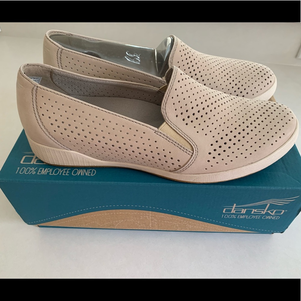 Dansko Odina Shoes, Size 39, Color Sand Nubuck